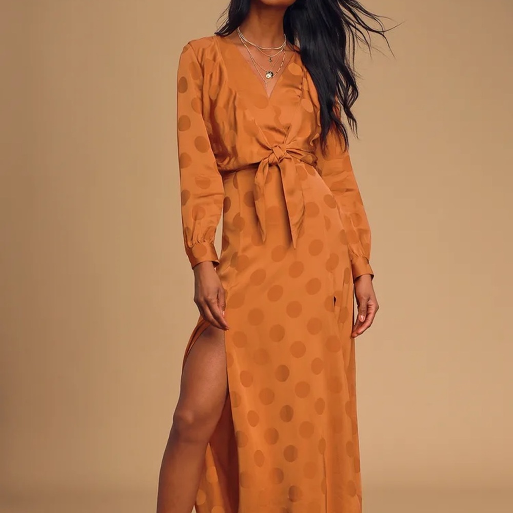 Cupio dress from LuLus. NWOT. Worn once. Two front slits, knot top closure